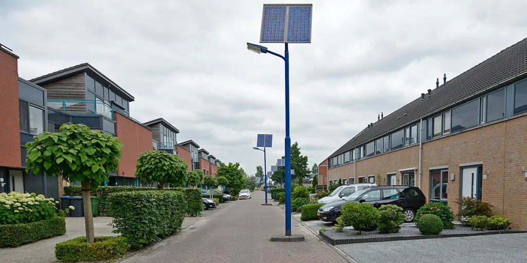Nederlandse woonwijk met zonne-energie straatverlichting - symbool voor duurzame verzekering en groene leefomgeving