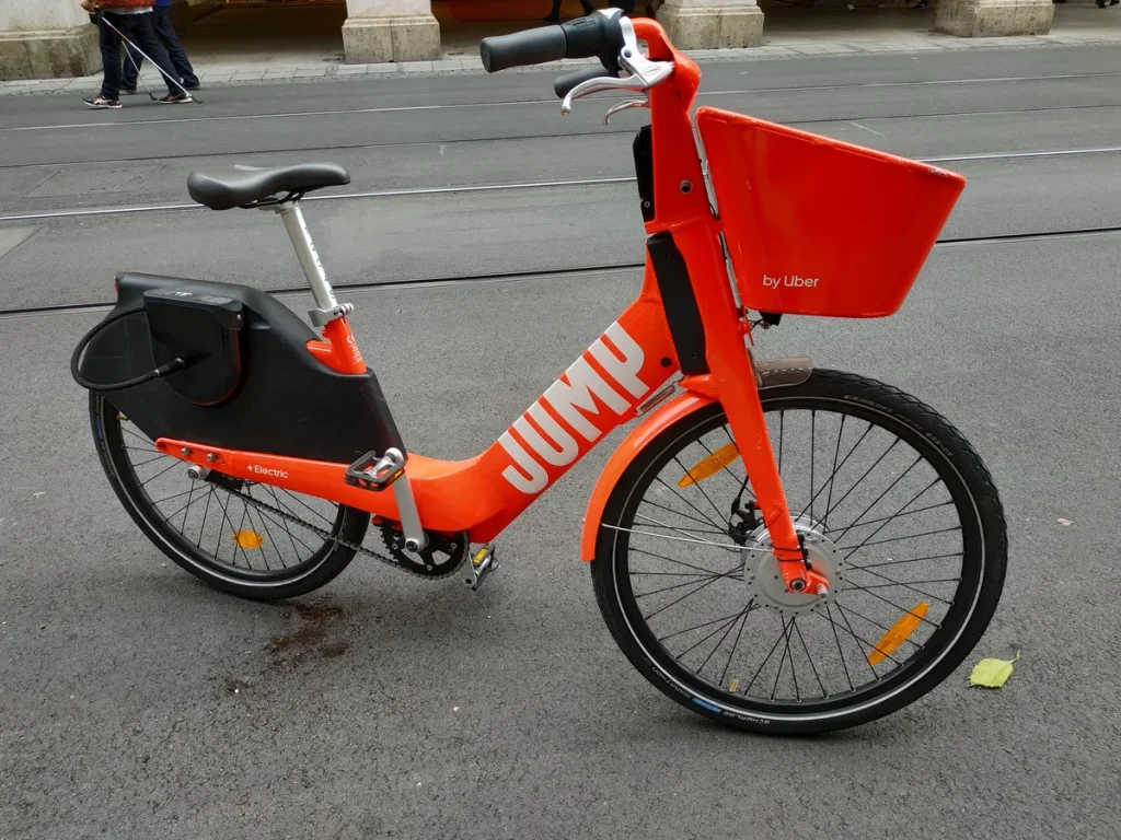 Elektrische fiets (e-bike) geparkeerd op straat — e-bike verzekering diefstal en schade