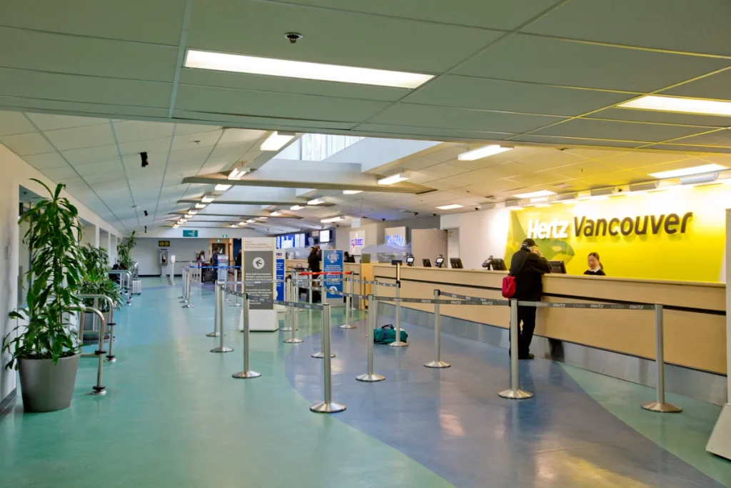 Hertz huurauto balie op luchthaven Vancouver — eigen risico autohuur afkopen SCDW