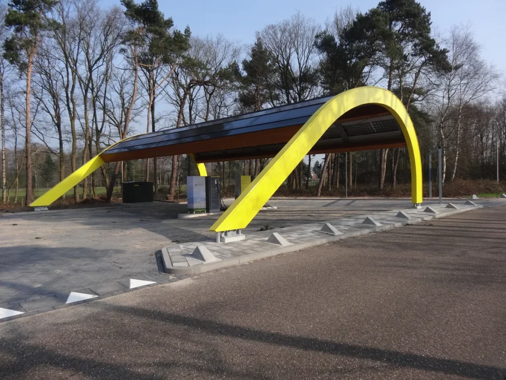 Elektrische auto's opladen bij Fastned snellaadstation langs de snelweg in Nederland — EV-verzekering 2026