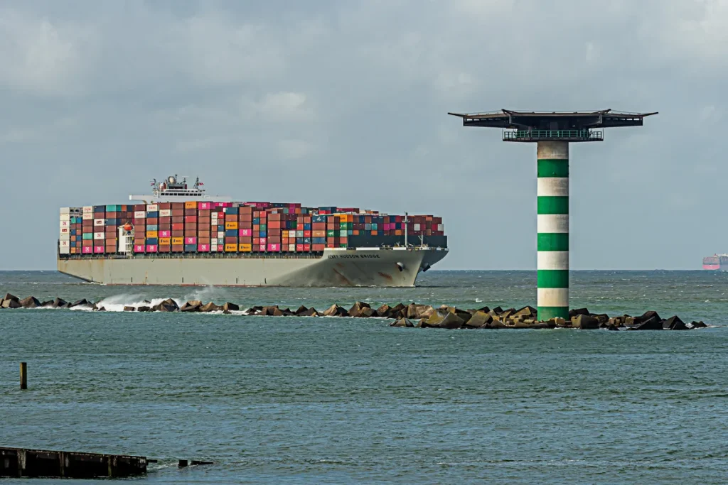 Containerschip Henry Hudson Bridge vaart de Maasmond in bij de haven van Rotterdam, symbool voor Nederlandse export