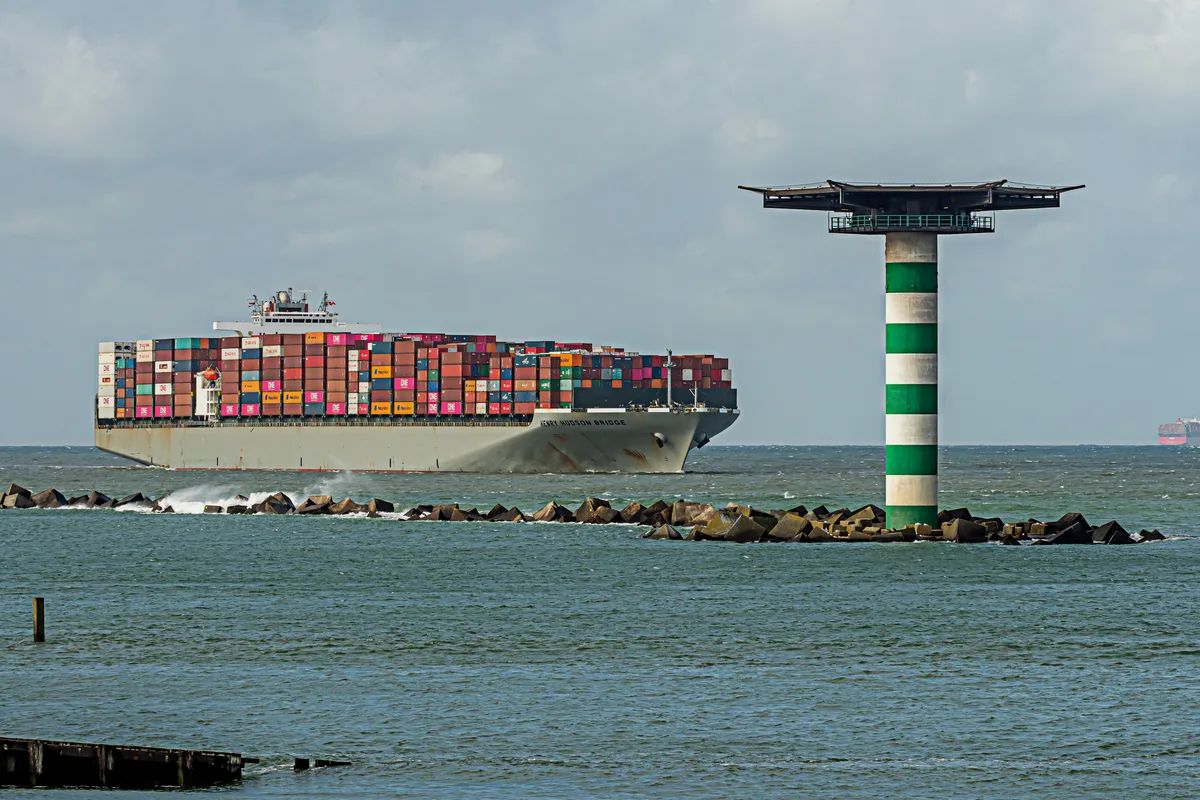 Containerschip Henry Hudson Bridge vaart de Maasmond in bij de haven van Rotterdam, symbool voor Nederlandse export