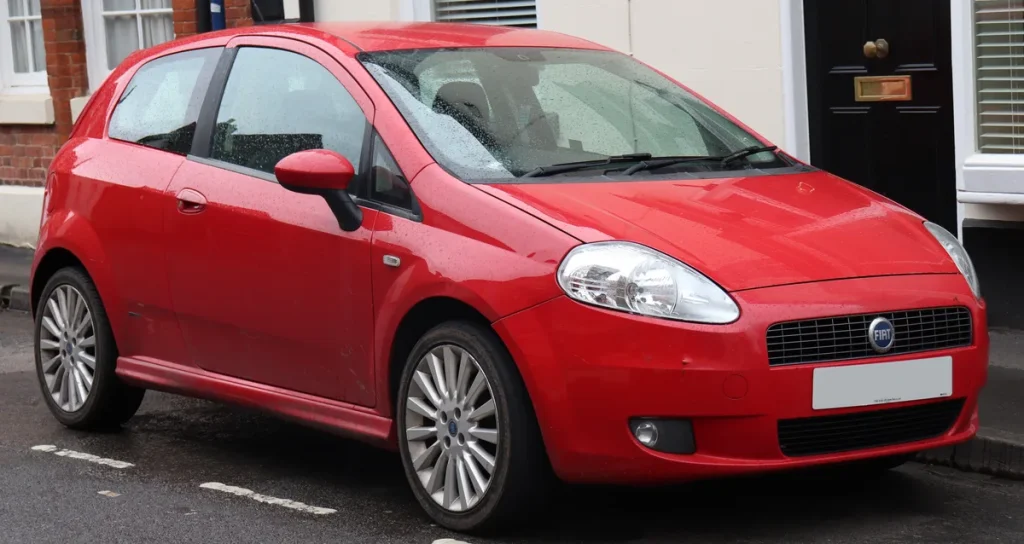 Rode Fiat Grande Punto 2006 driedeurs hatchback, vooraanzicht — Fiat Punto occasion verzekeren