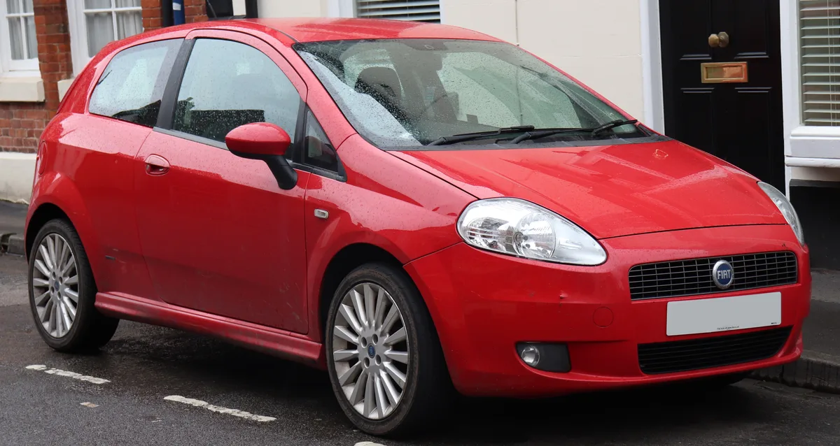 Rode Fiat Grande Punto 2006 driedeurs hatchback, vooraanzicht — Fiat Punto occasion verzekeren