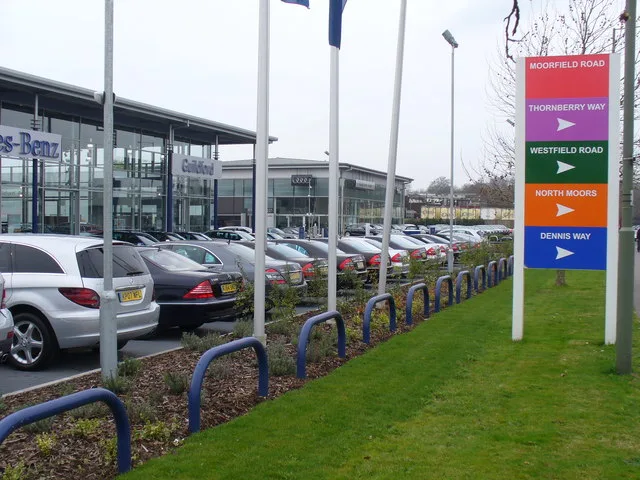 Moderne autoshow showroom met zakelijke lease-auto's — financial lease autoverzekering 2026