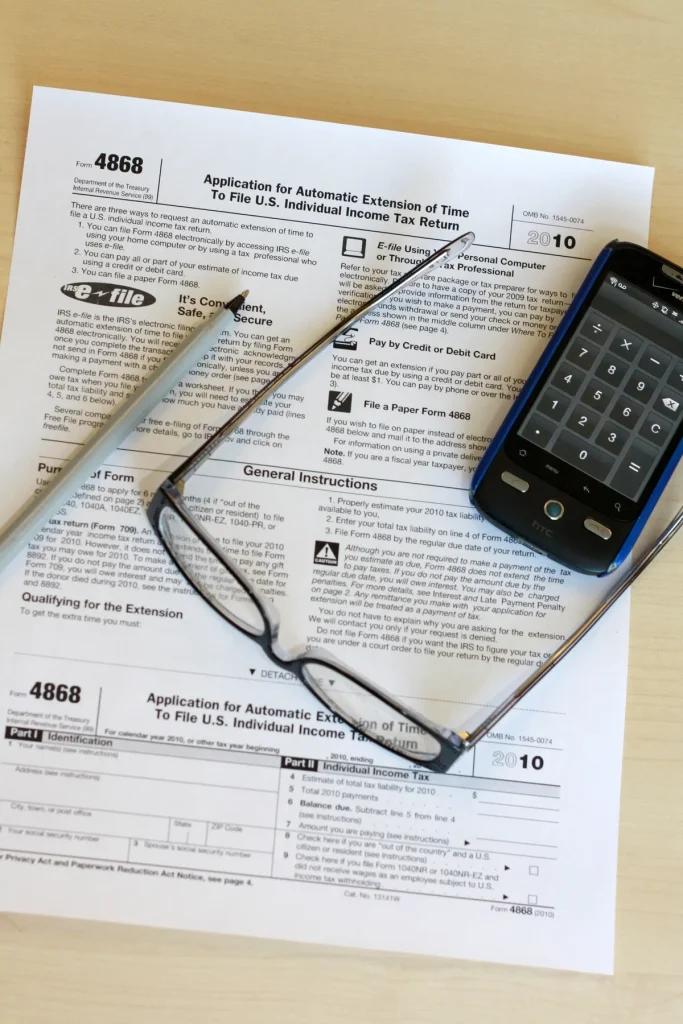 Belastingformulier met pen en bril op bureau, symbool voor fiscale aftrek lijfrente en jaarruimte berekening
