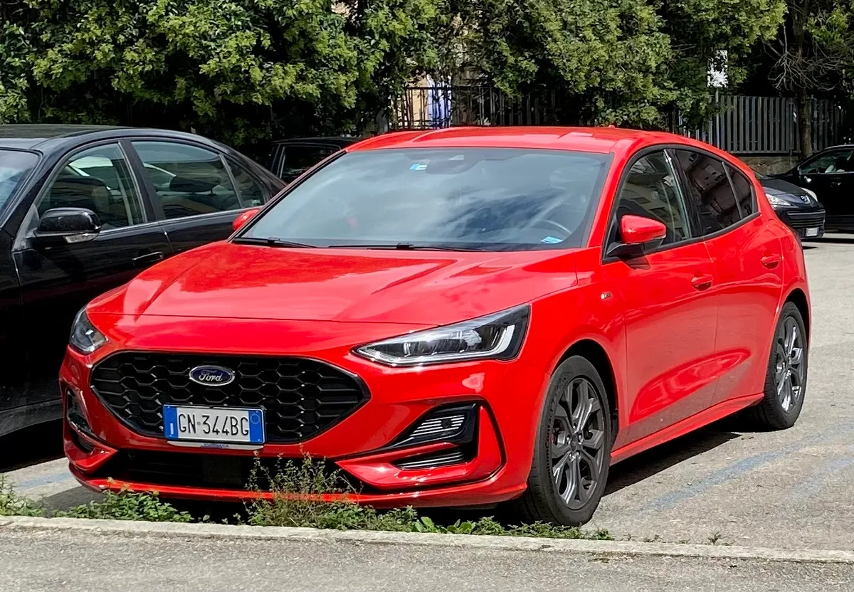 Ford Focus 5-deurs hatchback 2023 MK4 generatie — populaire gezinsauto in de compacte middenklasse