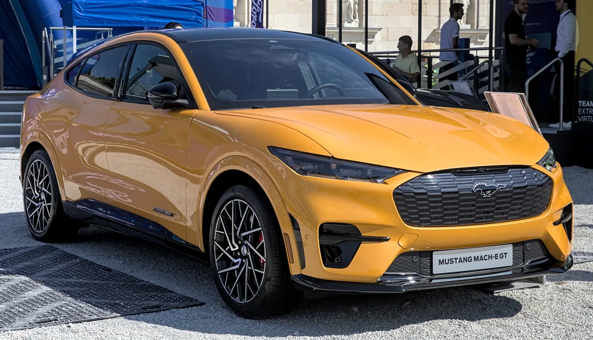 Ford Mustang Mach-E GT elektrische SUV in geel op de IAA 2021 — Fords vlaggenschip EV voor Nederland