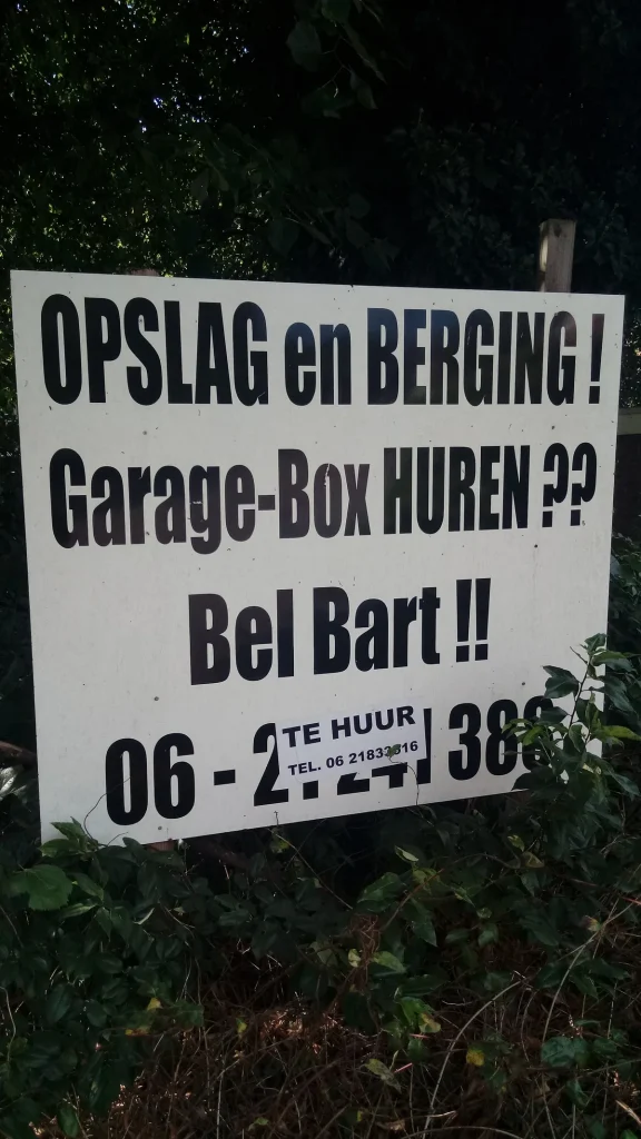 Bord met tekst Garage-Box HUREN in Winschoten, Nederland, illustratie bij artikel over garagebox verzekeren 2026