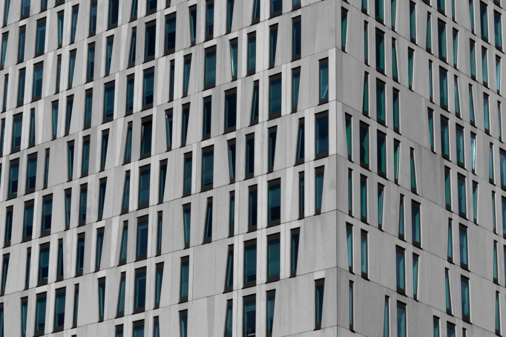 Moderne kantoorgebouw gevel in Rotterdam — gebouwverzekering voor bedrijfspand en VvE-appartementen