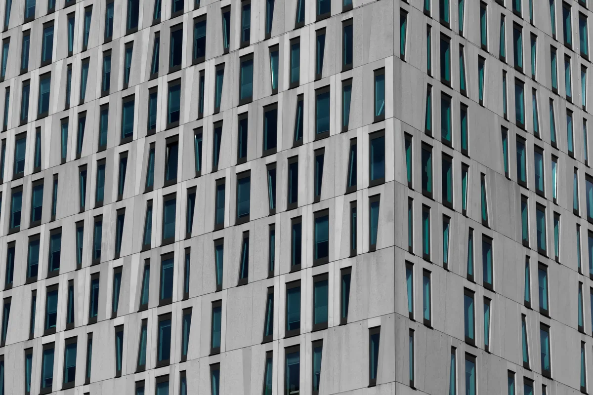 Moderne kantoorgebouw gevel in Rotterdam — gebouwverzekering voor bedrijfspand en VvE-appartementen