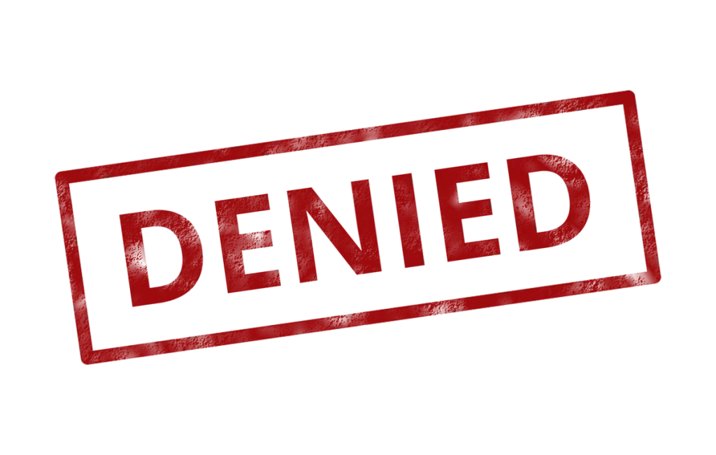 Rode DENIED stempel op wit papier, symbool voor een geweigerde verzekeringsaanvraag