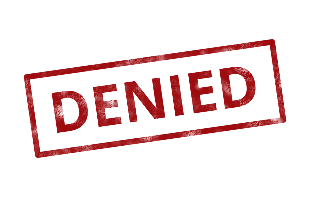 Rode DENIED stempel op wit papier, symbool voor een geweigerde verzekeringsaanvraag