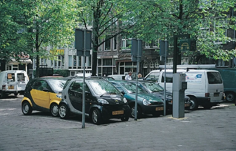 Kleine personenwagens geparkeerd in Nederland, illustratie bij artikel over gemiddelde autoverzekering kosten 2026