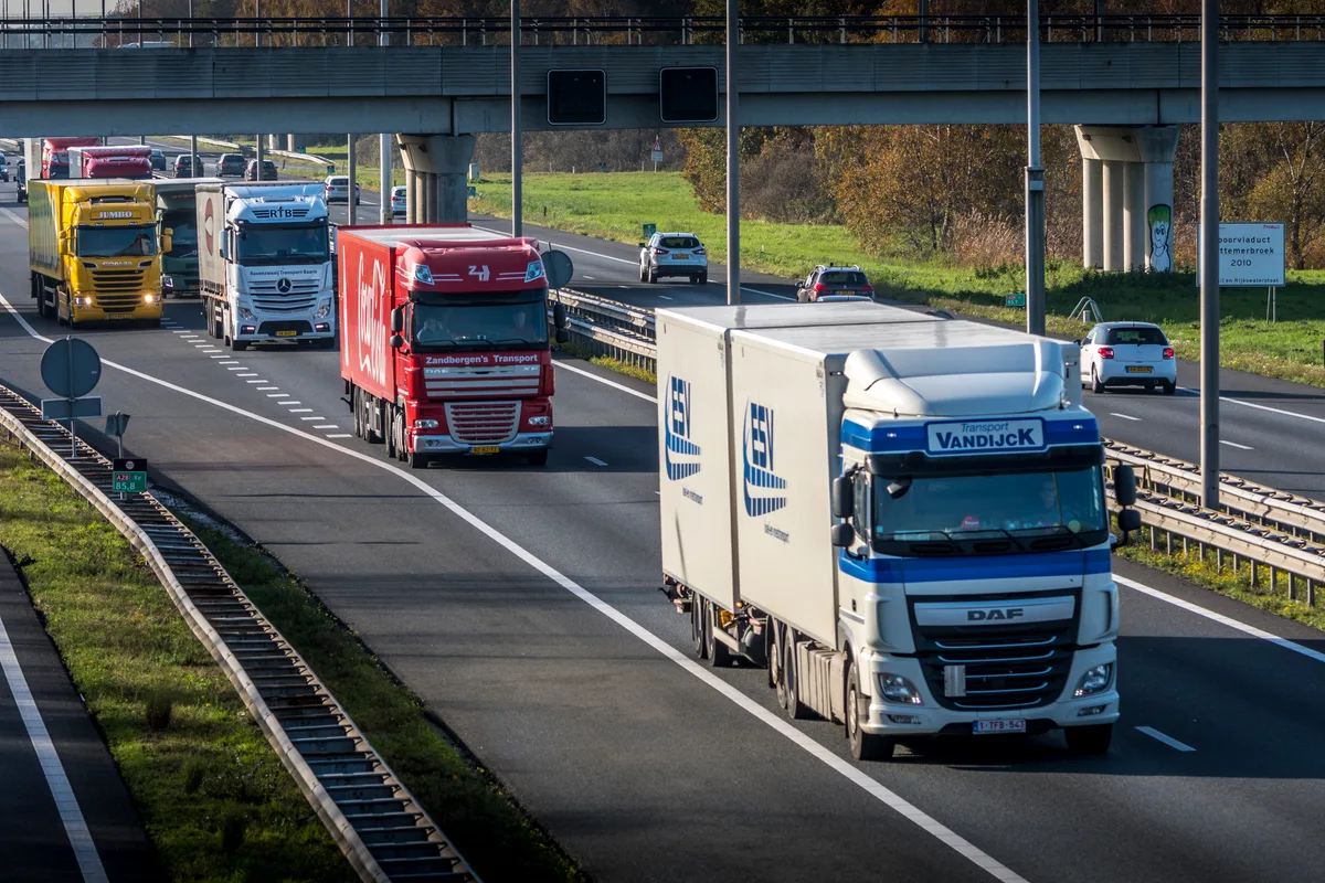 Meerdere DAF vrachtwagens op Nederlandse snelweg, illustratie vrachtwagenverzekering premies 2026
