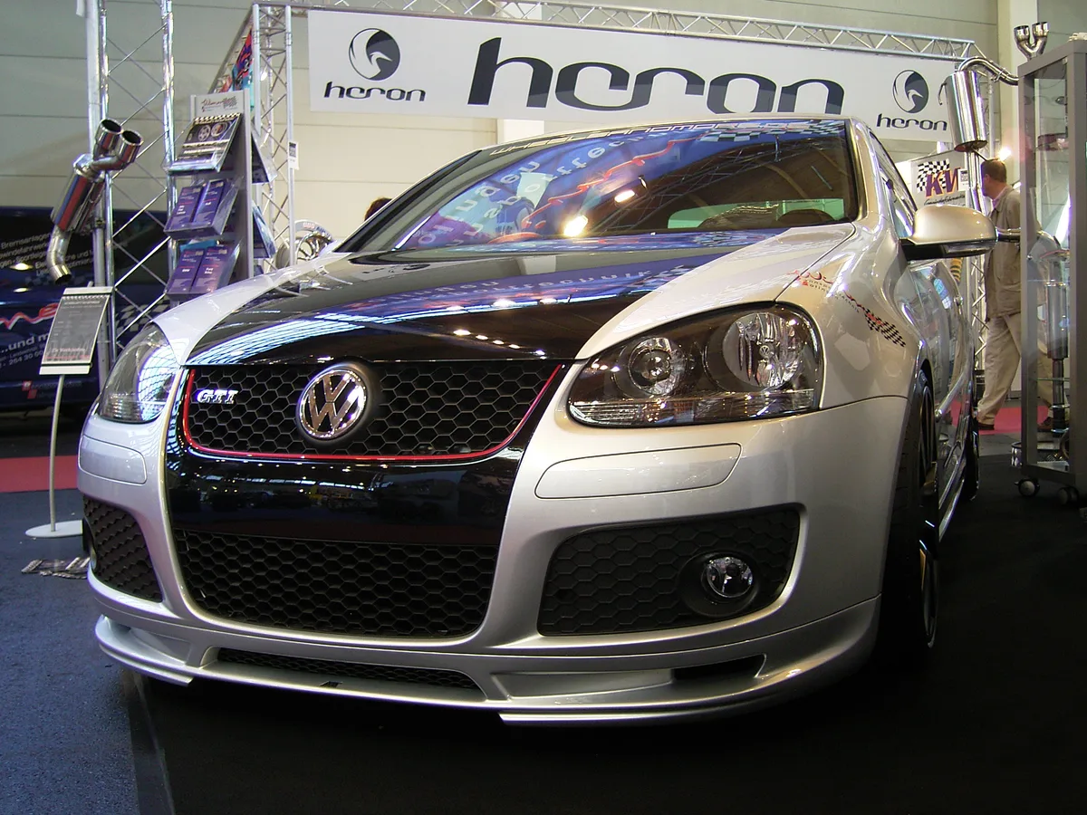 Getunede Volkswagen Golf GTI V met aftermarket voorbumper en spoiler op tuning beurs — sportauto modificaties verzekeren