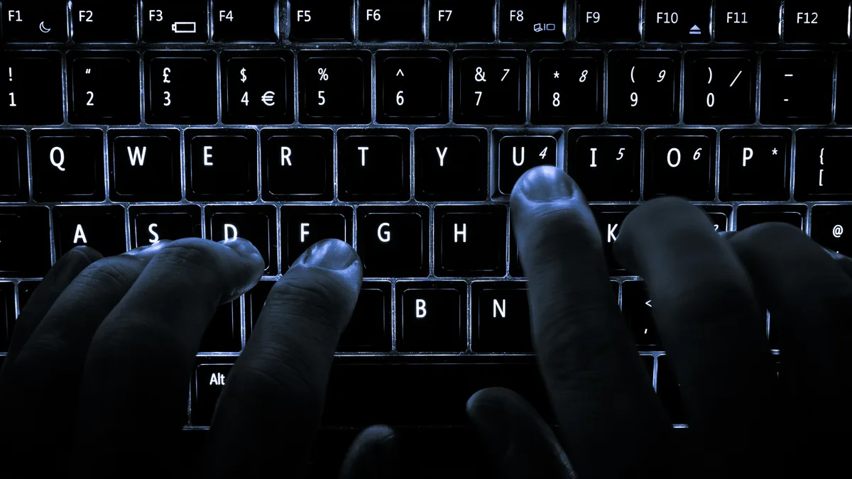 Zelfstandige werkt aan laptop — gewaarborgd inkomen en AOV voor zzp'ers