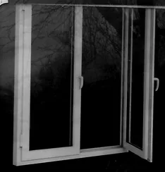 Dubbelglas raamunit in een woonhuis, wit PVC kozijn met dubbele beglazing
