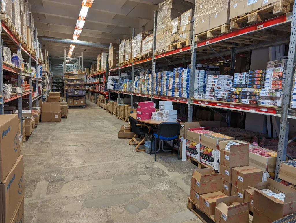 Magazijn interieur met stellingen vol goederen en dozen — inventaris en voorraad in een bedrijfspand