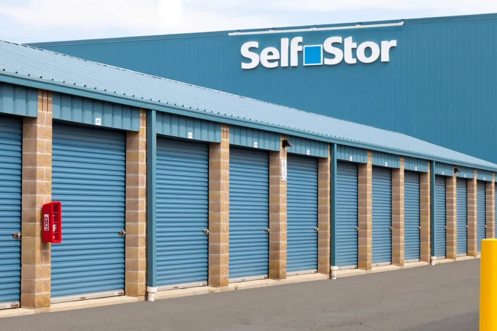 Self-storage gebouw met blauwe roldeuren — goederen in opslag verzekeren 2026