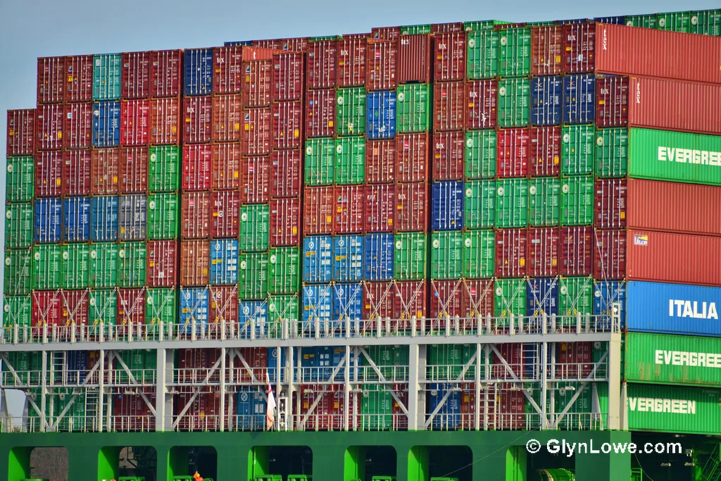 Containerschip CSCL Saturn in de haven van Hamburg — goederentransport per zeevracht