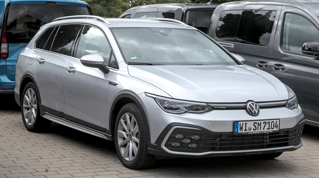 Zilveren Volkswagen Golf Alltrack 2020 — een van de meest verzekerde gezinsautos in Nederland