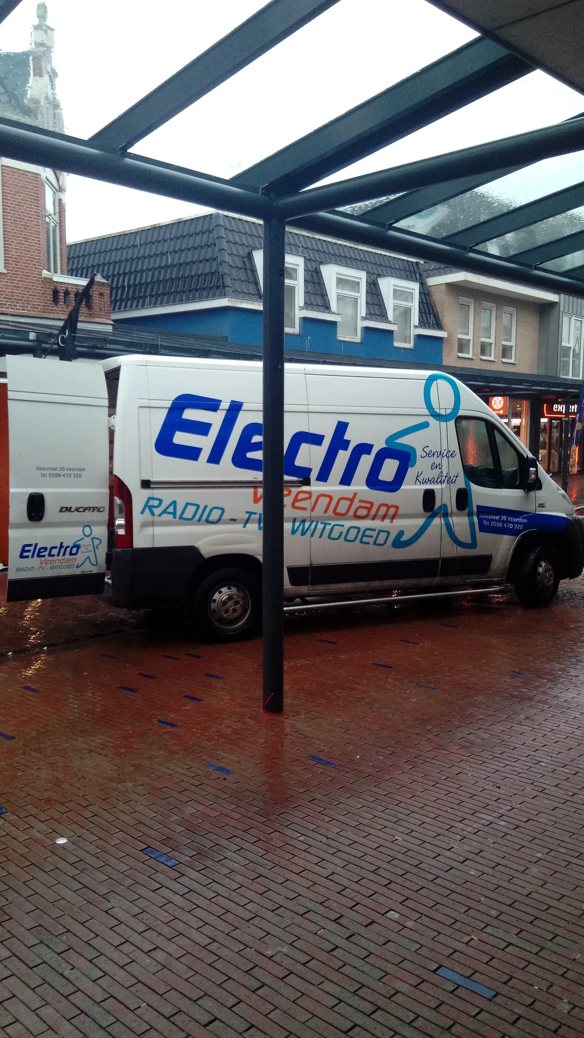 Witte bestelbus van Electro Veendam geparkeerd in Nederland, typisch voorbeeld van een te verzekeren bedrijfsbestelwagen