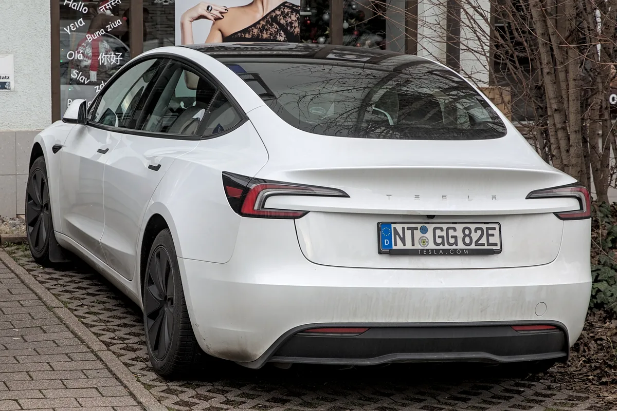 Elektrische Tesla Model 3 geparkeerd — allrisk autoverzekering voor elektrische auto in 2026