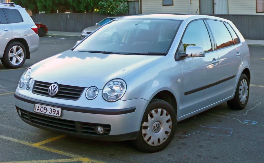 Zilvergrijze Volkswagen Polo 9N hatchback, populaire budgetauto voor studenten met een goedkope autoverzekering