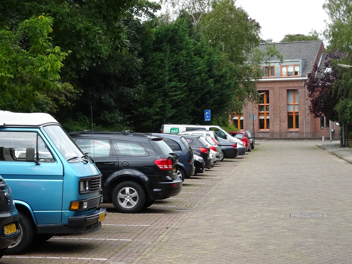 Geparkeerde auto in Nederlandse stad, illustratie bij artikel over goedkope autoverzekering besparen 2026