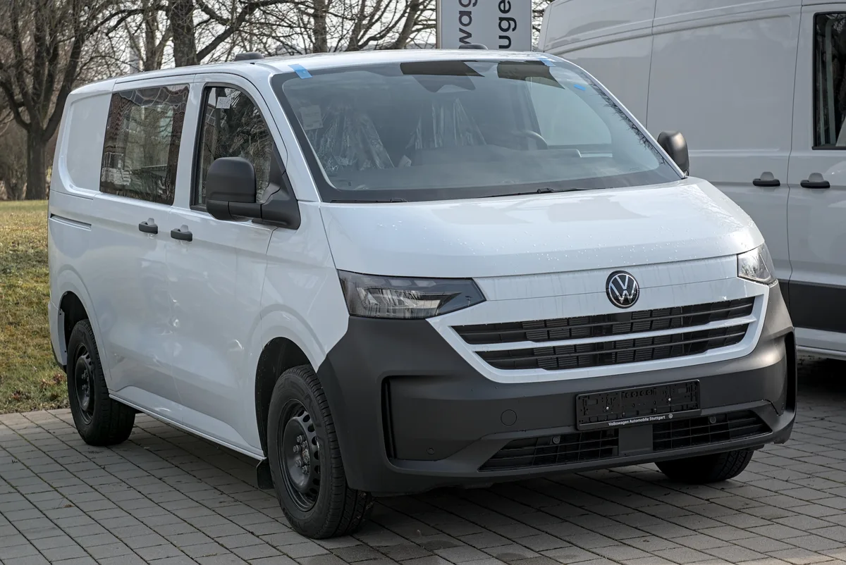 Witte Volkswagen T7 Transporter bedrijfswagen — goedkope bedrijfswagen verzekering vergelijken 2026