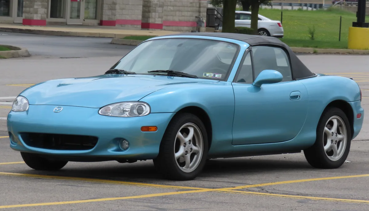 Lichtblauwe Mazda MX-5 Miata cabrio met softtop — goedkope cabrioverzekering 2026