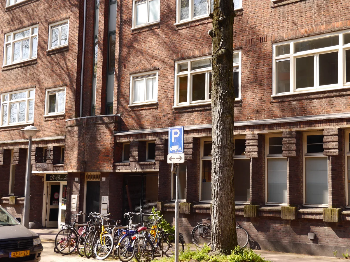 Bakstenen huisgevels in Amsterdam, typisch Nederlands rijtjeshuis - opstalverzekering