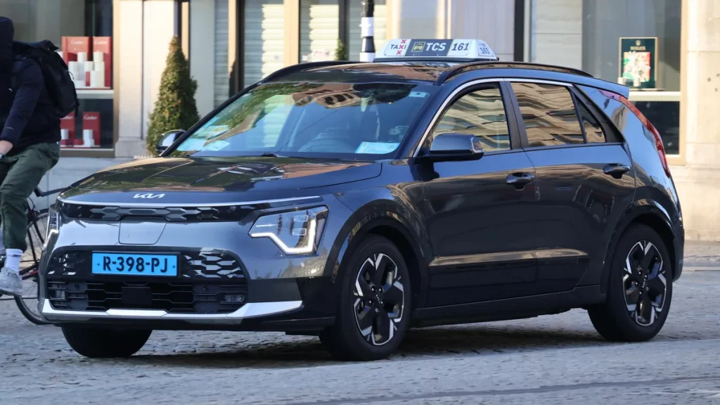 Kia Niro EV elektrische taxi met taxibord op het dak, Noord-Holland taxiverzekering 2026