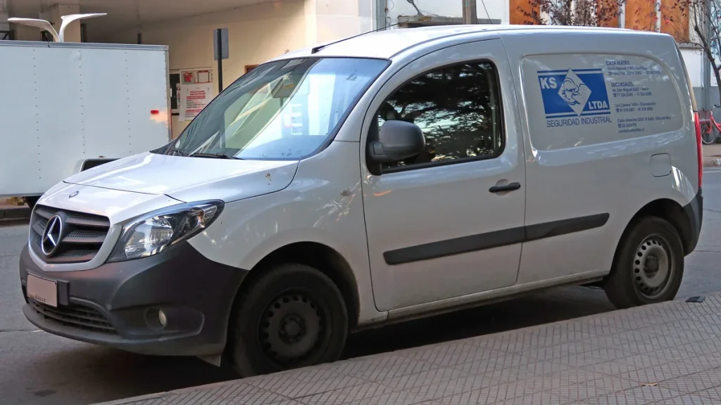 Zilvergrijze Mercedes-Benz Citan bestelwagen met bedrijfslogo — voorbeeld grijs kenteken bestelauto 2026