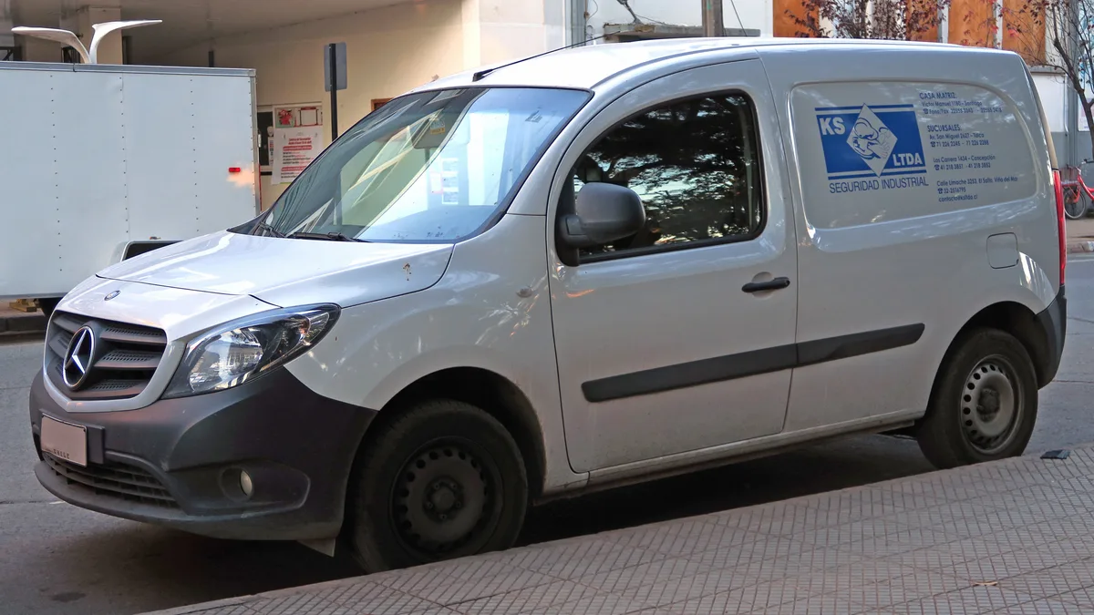 Zilvergrijze Mercedes-Benz Citan bestelwagen met bedrijfslogo — voorbeeld grijs kenteken bestelauto 2026