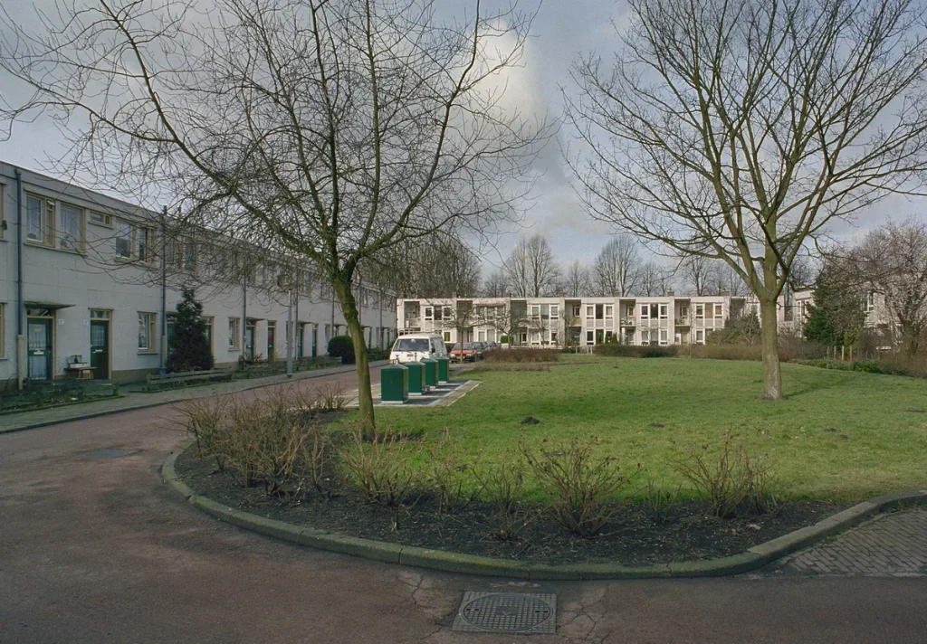 Overzicht van een Nederlandse woonwijk in Amsterdam — rijtjeswoningen waarvoor herbouwwaarde opstalverzekering geldt