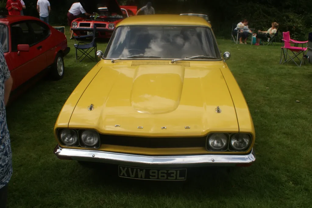Gele Ford Capri klassieker op een oldtimer show, hobby auto verzekering