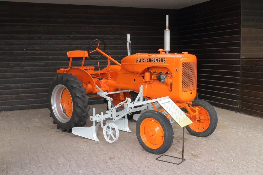 Klassieke oranje Allis-Chalmers hobby tractor in het Fries Landbouw Museum, Nederland