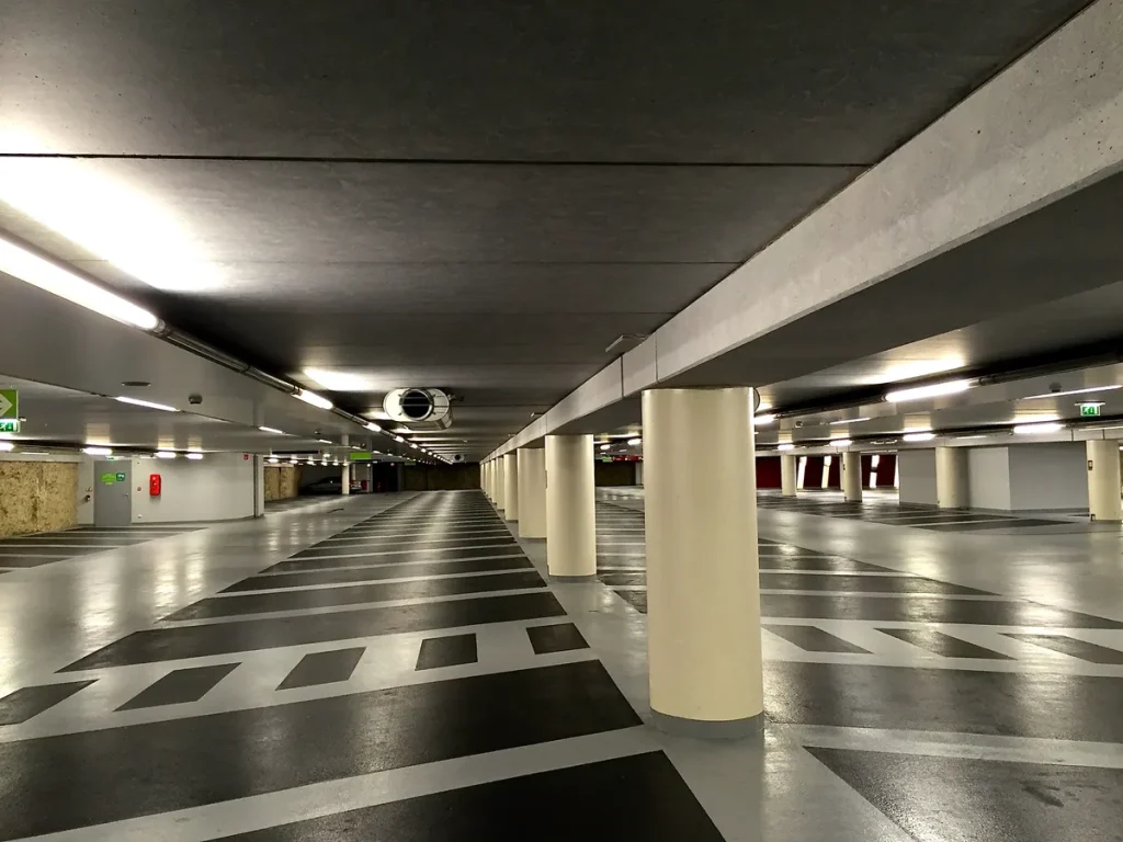Lege parkeergarage in Maastricht — auto zonder verzekering staan is alleen legaal bij RDW-schorsing