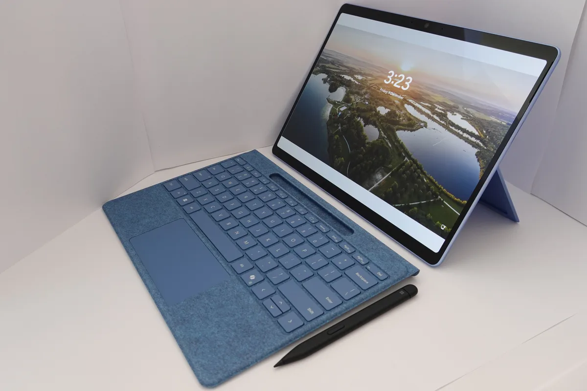 Laptop met toetsenbord voor online verzekering aanvragen en doorlooptijd verzekeringen 2026