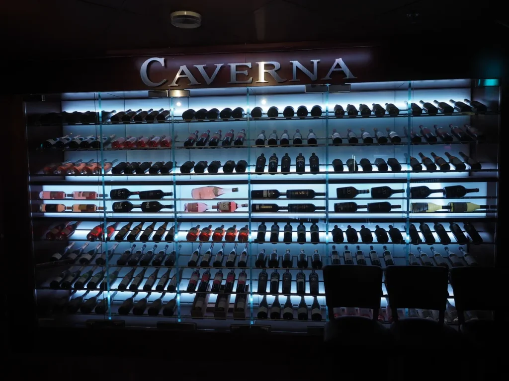 Wijnflessen in een koelkast van restaurant Caverna — horeca-voorraadverzekering koelketen uitval dekking