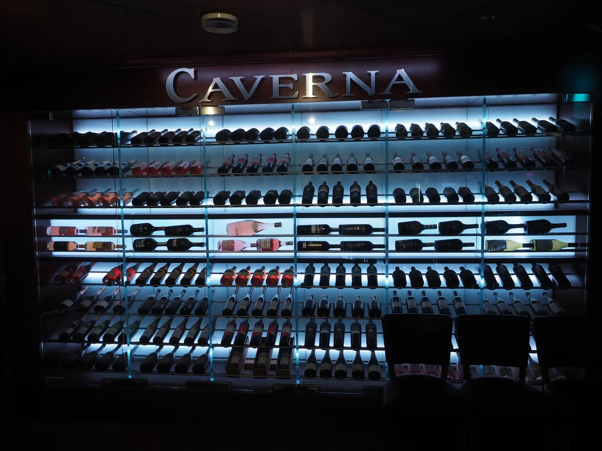 Wijnflessen in een koelkast van restaurant Caverna — horeca-voorraadverzekering koelketen uitval dekking
