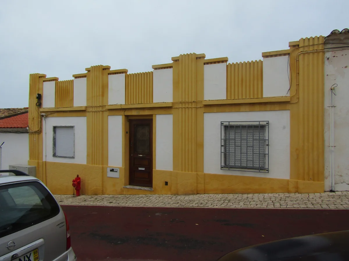 Geel-wit woonhuis in Albufeira (Algarve, Portugal) — typische woning voor emigranten die een hoofdwoning in het buitenland verzekeren