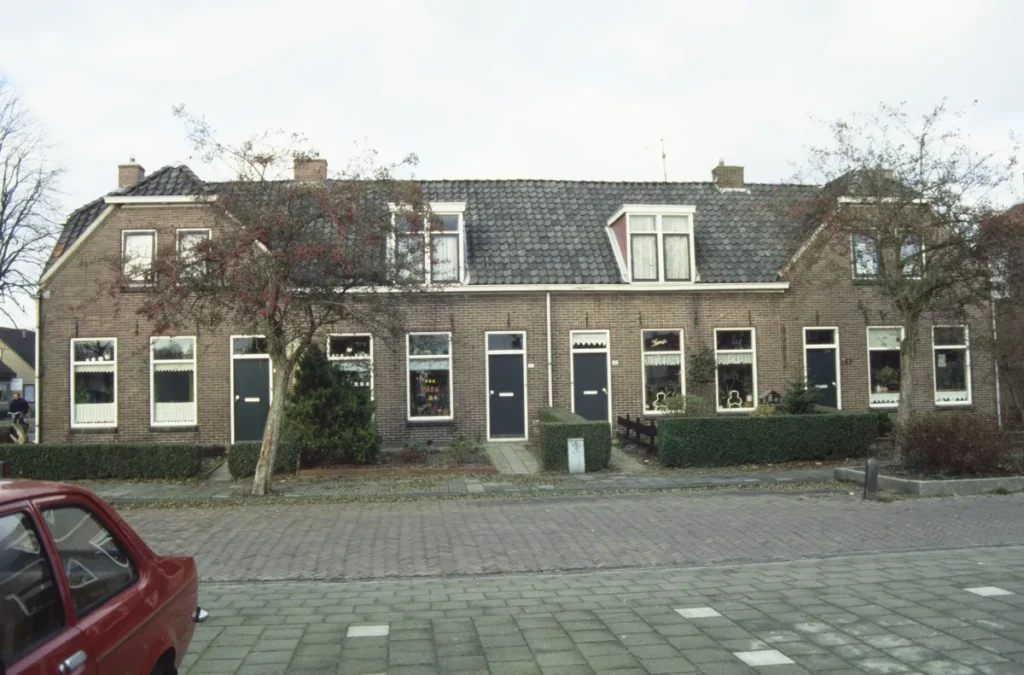 Nederlandse rijwoningen in Drachten — voorbeeld van woningen waarvoor opstal- en inboedelverzekering samen relevant is