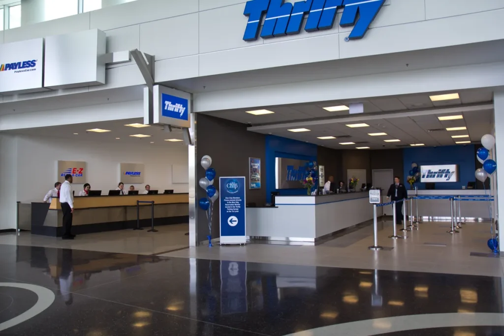 Huurauto verhuurbalies van Thrifty, Payless en E-Z op een Amerikaans vliegveld