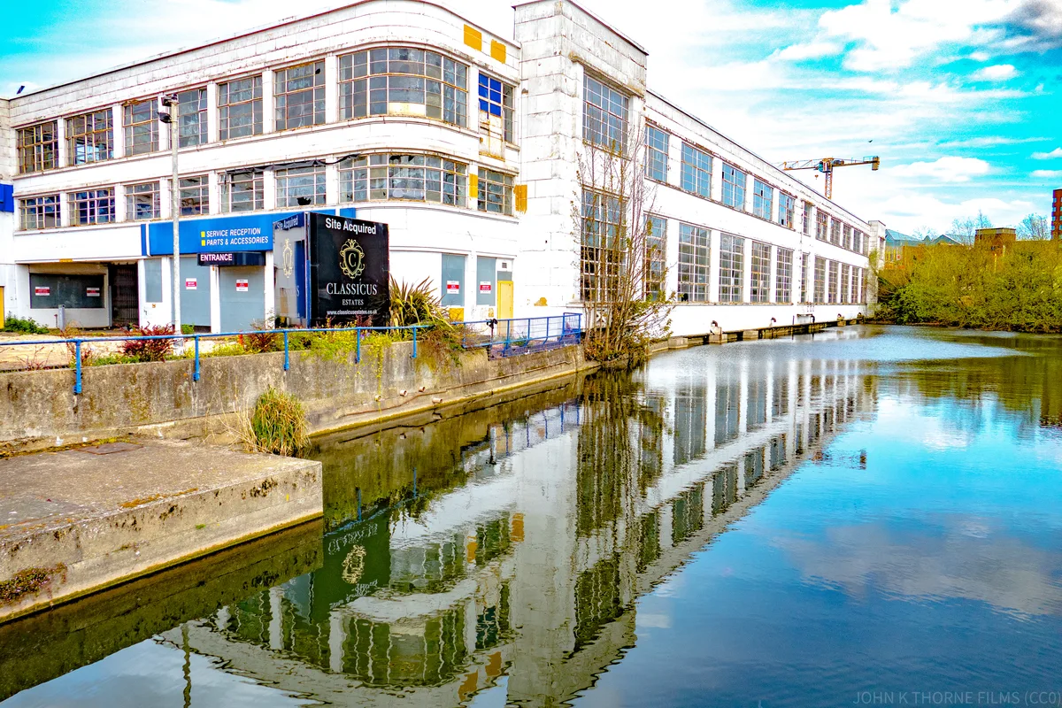 Commercieel bedrijfspand aan waterweg - typisch voorbeeld van een gehuurd pand waarvoor een huurdersbelang verzekering zakelijk relevant is