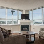 Modern huurappartement interieur met houten vloer en woonkamer inrichting — voorbeeld huurdersbelang verzekering