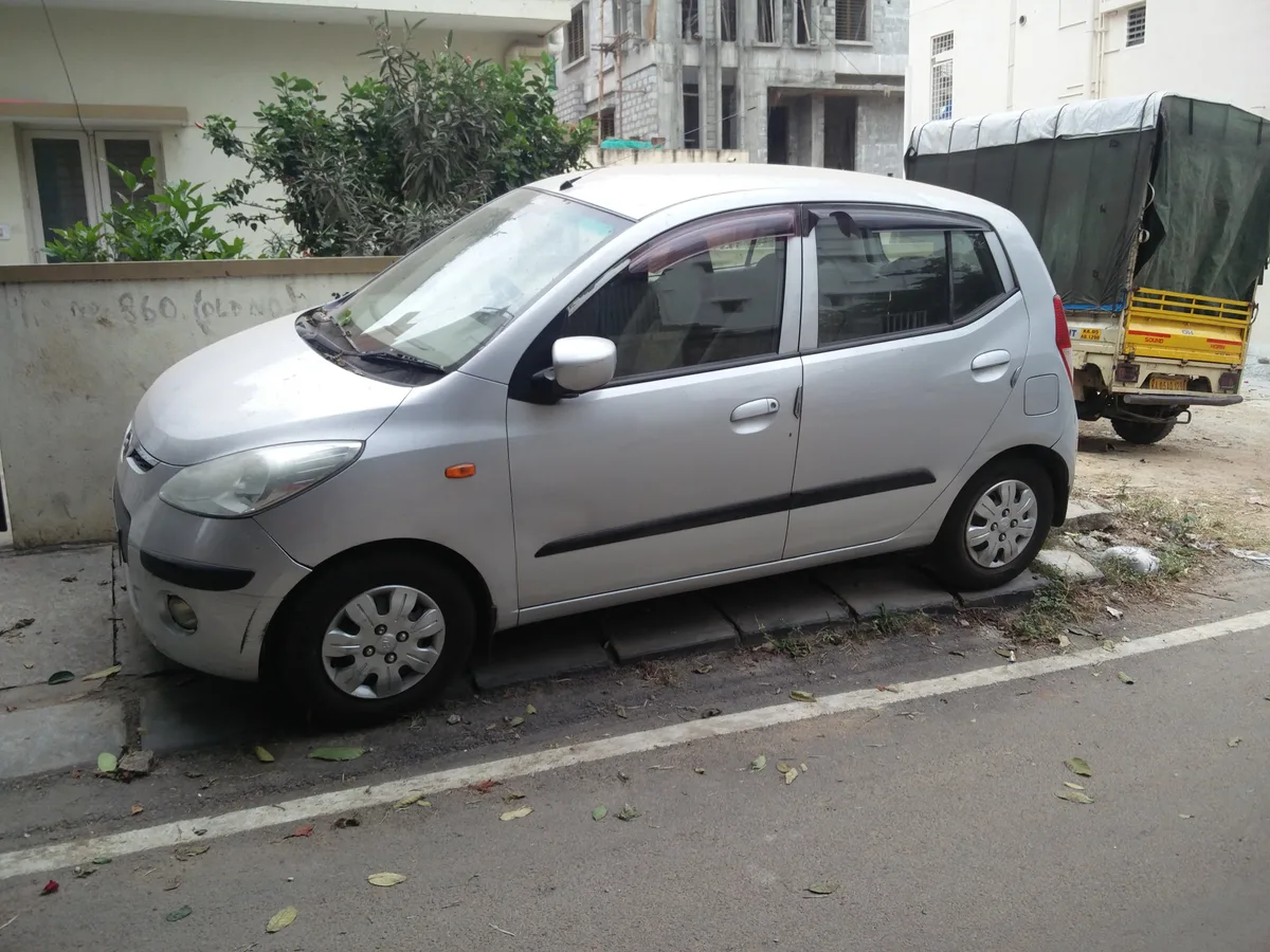 Hyundai i10 stadsauto geparkeerd — populaire keuze voor starters en senioren in Nederland