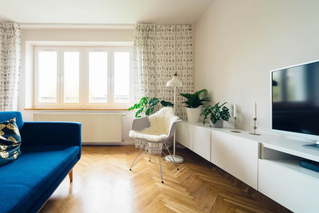 Moderne woonkamer met blauwe bank en televisie - inboedelverzekering beschermt je meubels en elektronica